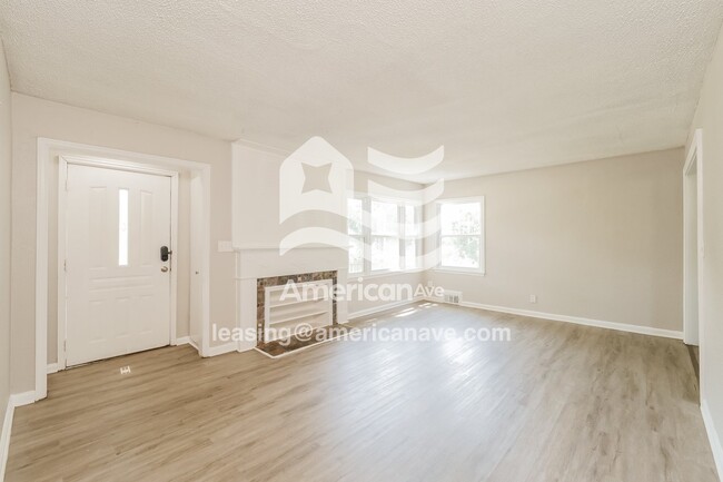 Foto del edificio - 904 E 84th Terrace