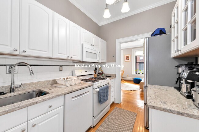 Building Photo - 32 E Springfield St