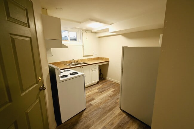 Building Photo - 2401 Pine St