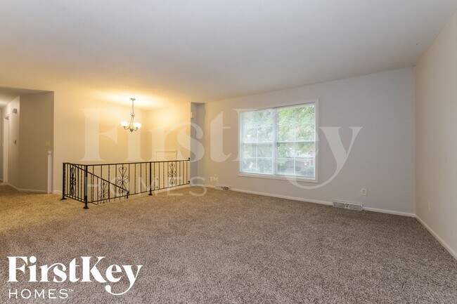 Foto del edificio - 5905 NW Whispering Oaks Ln