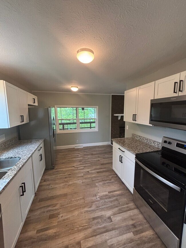 Building Photo - Freshly Renovated Rancher!
