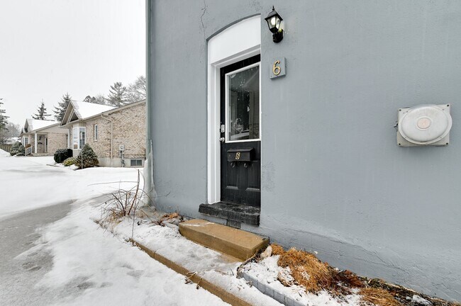 Photo du bâtiment - 1 Bed / 1 Bath Main Floor Apartment for Rent in London, ON: $1,300/month - Utilities Included