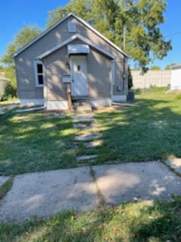 Primary Photo - 2 Bedroom 1 Bath - Fenced In Back Yard - E...