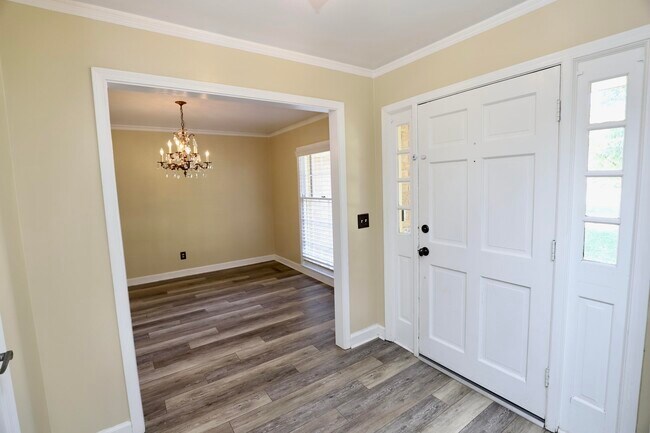 Building Photo - 549 Pringle Dr