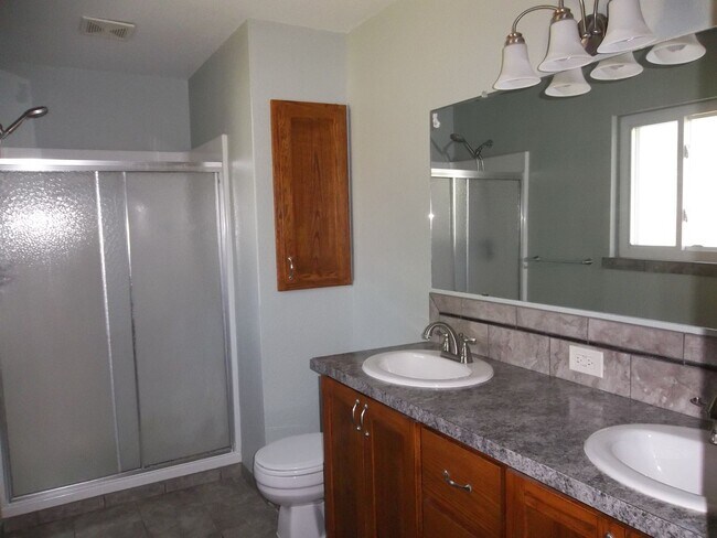 Foto del edificio - Spacious 3 Bed, 2 Bath Ranch Home with Sunroom and 2-Car Garage