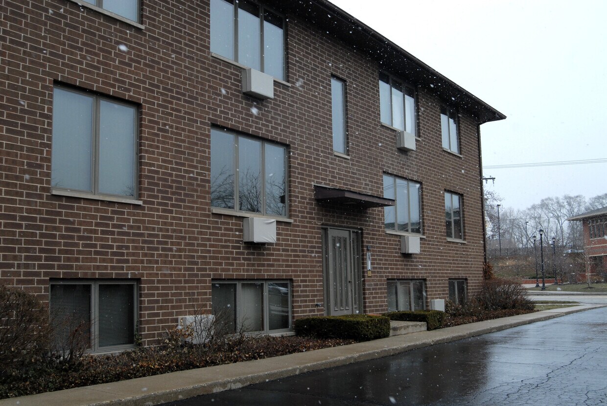 240 N Lake St Unit 4, Mundelein, IL 60060 Apartment for Rent in