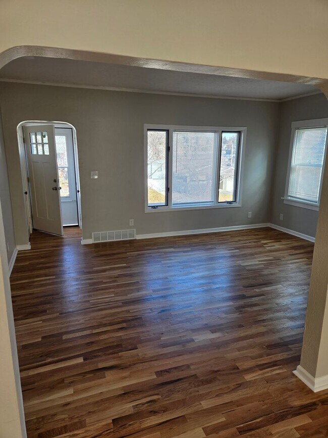 Foto del edificio - Aksarben 3 bed 2 bath 1 car garage newly remodeled, witb a fenced in backyard!