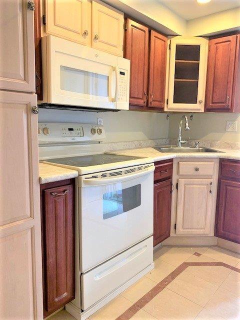 Kitchen microwave, refrigerator - 123 Brunswick St