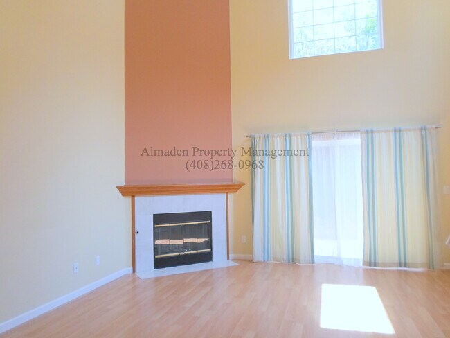 Foto del edificio - Great Location! Two Story Townhome in Berr...