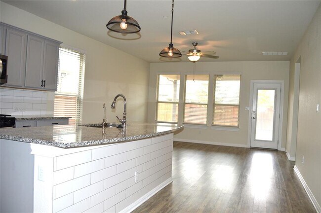 Building Photo - 6913 Llano Stage Trl