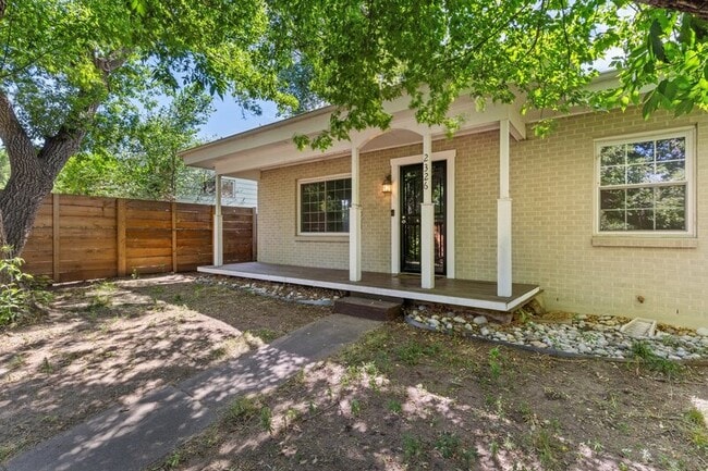 Building Photo - 2326 N Meade Ave