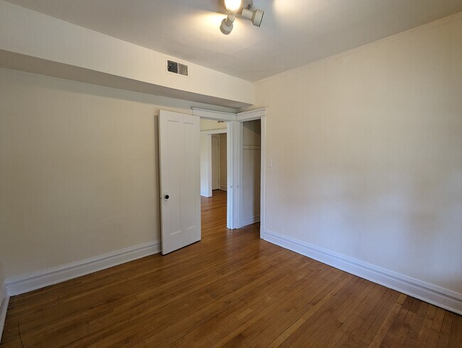 Foto del edificio - 2526 N Kedzie Blvd
