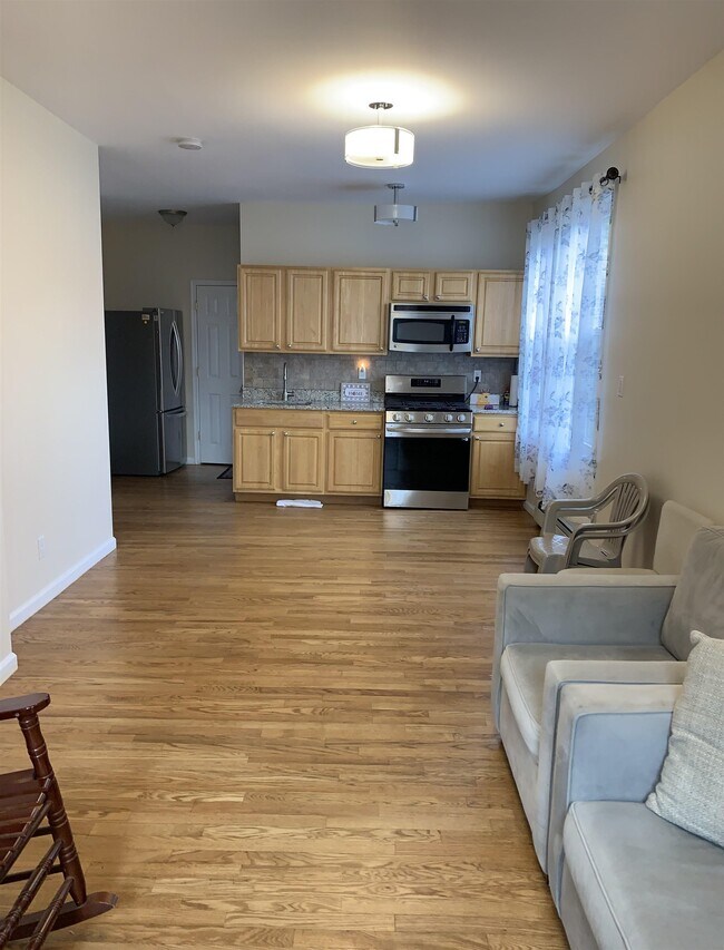 Building Photo - 305 Cator Ave