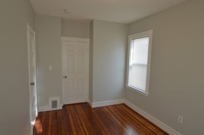 Building Photo - 28 Taft St