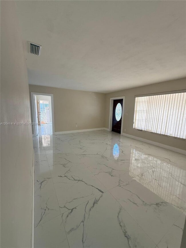 Foto del edificio - 2600 NW 112th St