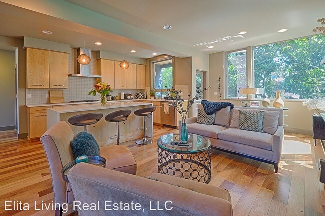 Foto del edificio - 4 br, 4 bath House - 2337 W. Newton St.