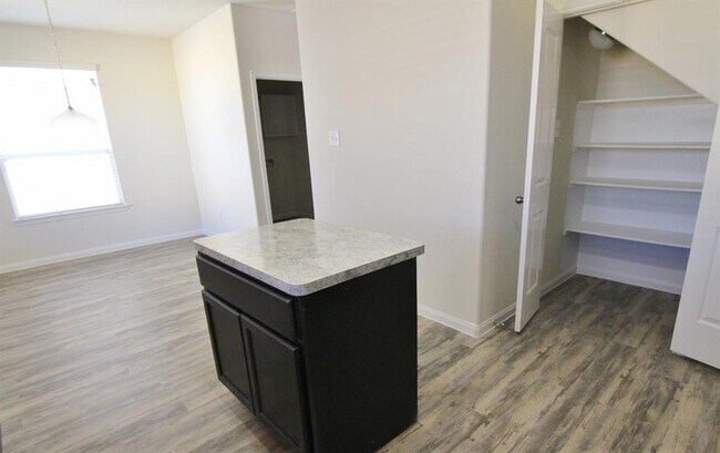 Foto del edificio - 6219 Brenwood Cir