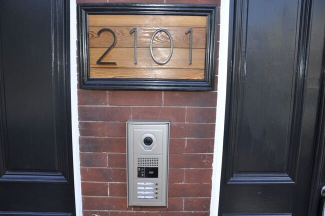 Building Photo - 2101 E Franklin St