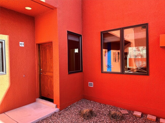 Building Photo - 604 Avenida Villa Hermosa