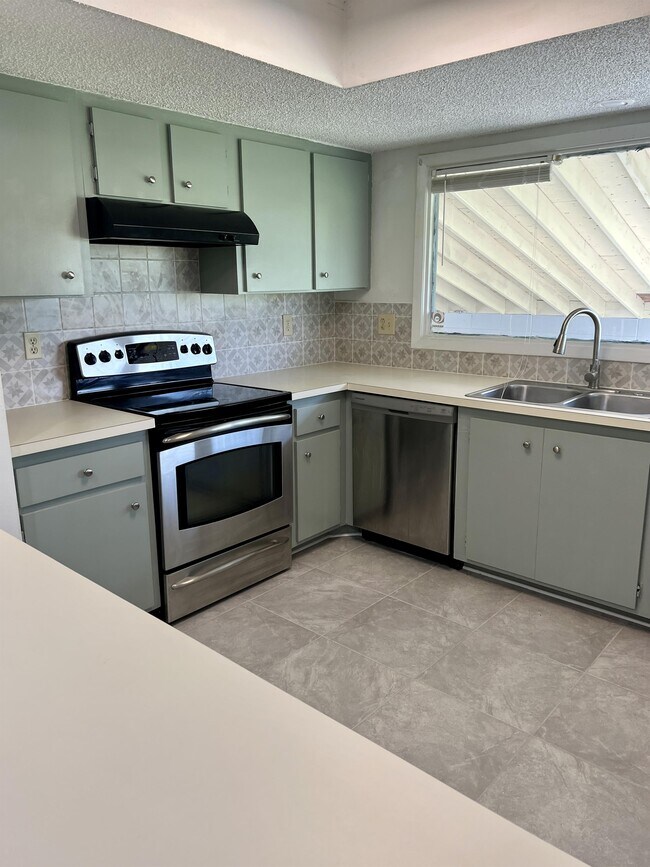Building Photo - 508 S Amelia Ave