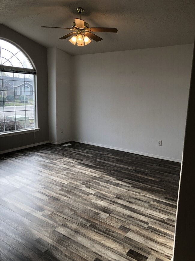 Foto del edificio - 3 Bed/2 bath...Newer Carpet and Flooring.....