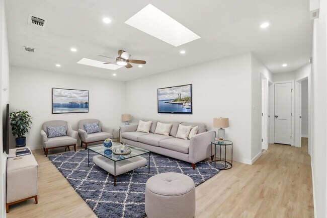 Foto del edificio - Stunning Remodeled 3BR Duplex in Oviedo with Modern Upgrades