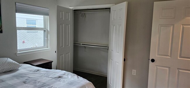 Building Photo - 10022 Cedardale Dr