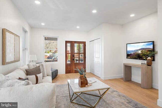 Foto del edificio - 703 Preston Ave