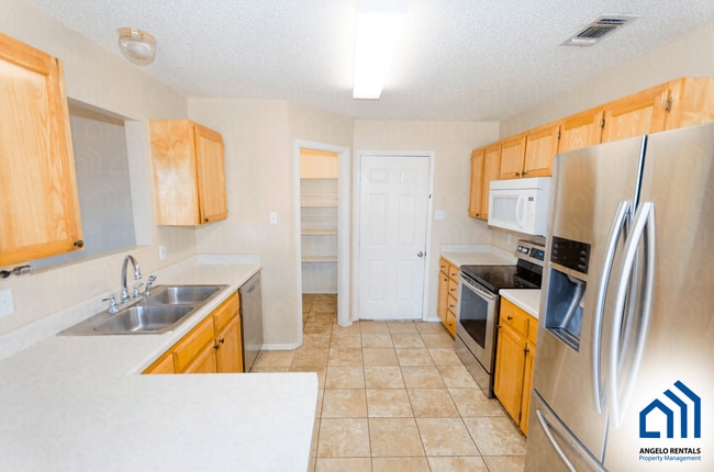 Building Photo - Lovely 3 bedroom, 2 bath home with fire pl...