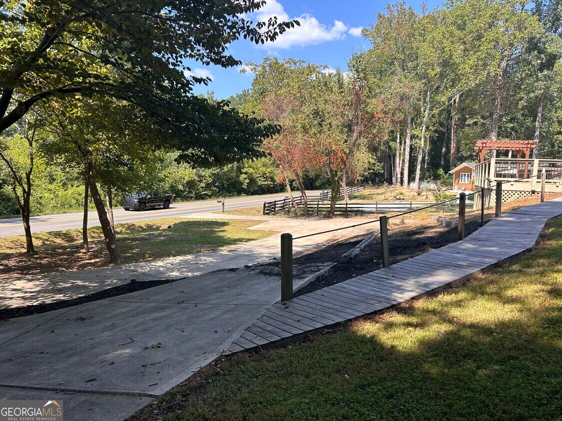 Foto del edificio - 7440 Bells Ferry Rd