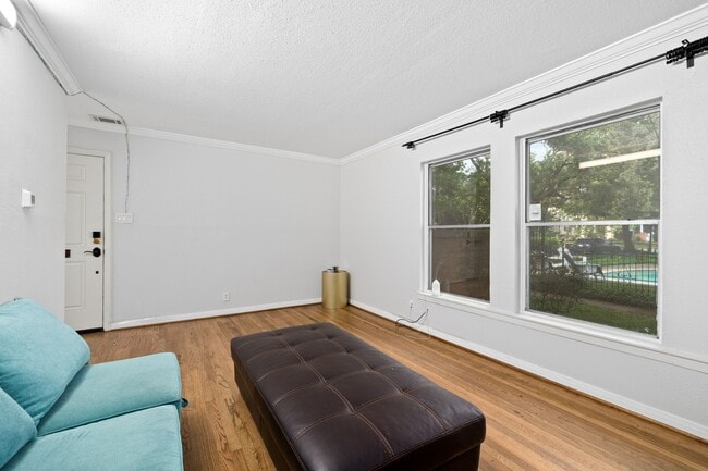 Building Photo - 4018 Blue Bonnet Blvd
