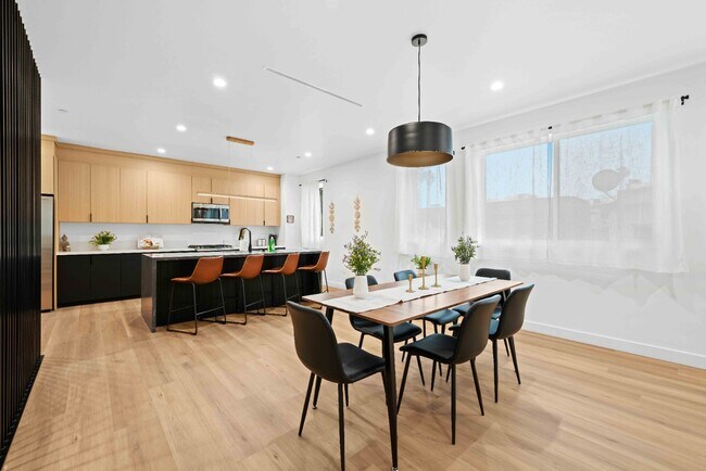 Foto del edificio - RECENTLY BUILT TOWNHOME | 4 BED 5 BATH | GARAGE