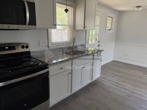 Building Photo - 325 Oak Neck Rd