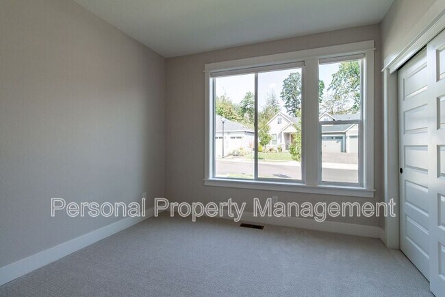 Building Photo - 9547 N Woodland St