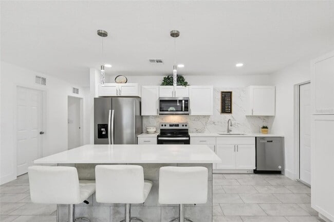 Building Photo - Beautifully Remodeled 4-bedroom, 2-bathroom rental home in Sarasota