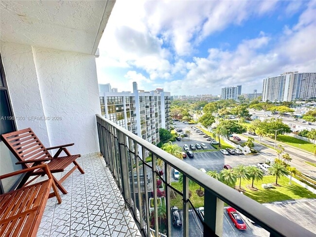 Foto del edificio - 800 Parkview Dr