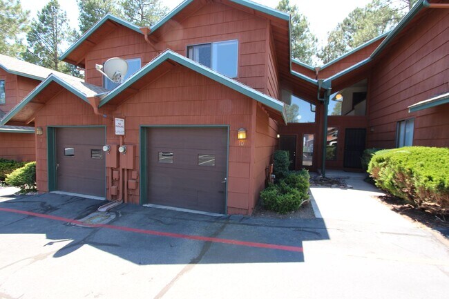 Foto del edificio - Bright 2BR Townhome in Boyington Heights | Private Balcony + Fenced Backyard