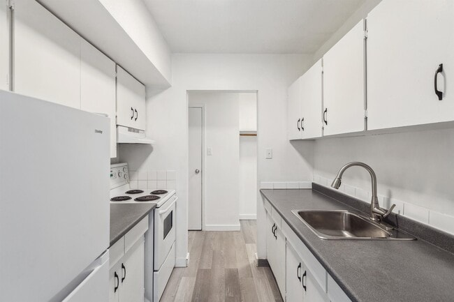 Building Photo - 6203-6122 122 Ave NW