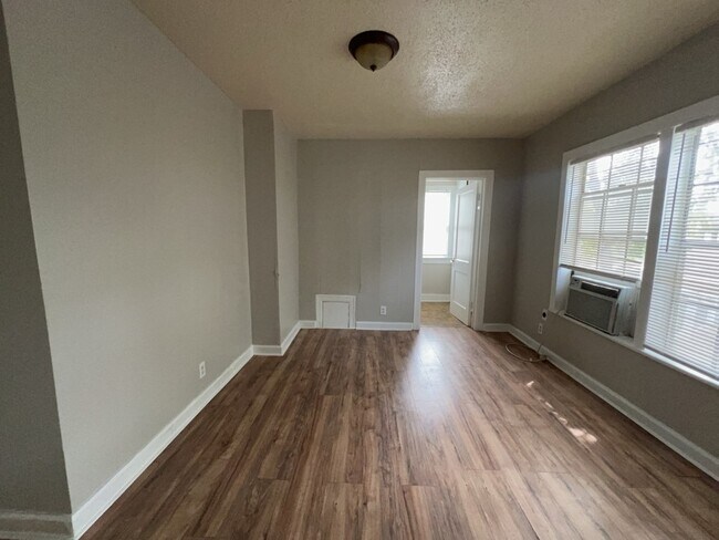 Foto del edificio - 1552 Lombardy St