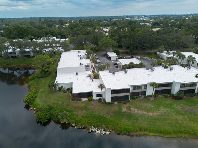 Building Photo - 223 Lakewood Dr