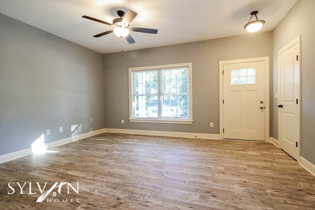 Building Photo - This 3BR, 2.5 BA home is ready for new res...