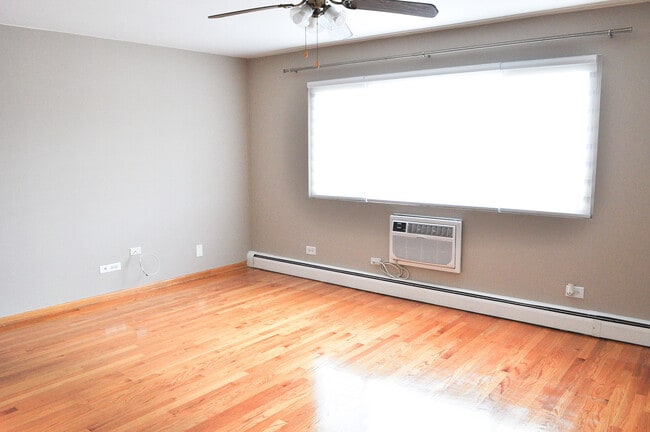 Building Photo - 2521 N Thatcher Ave