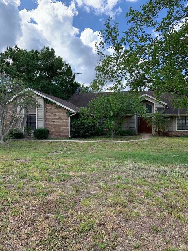 Building Photo - 4/2.5 in Debary with pool, $2,200/month