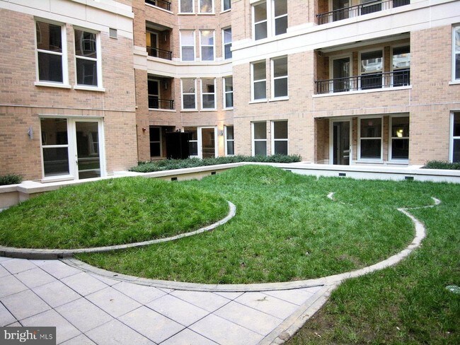 Foto del edificio - 915 E St NW