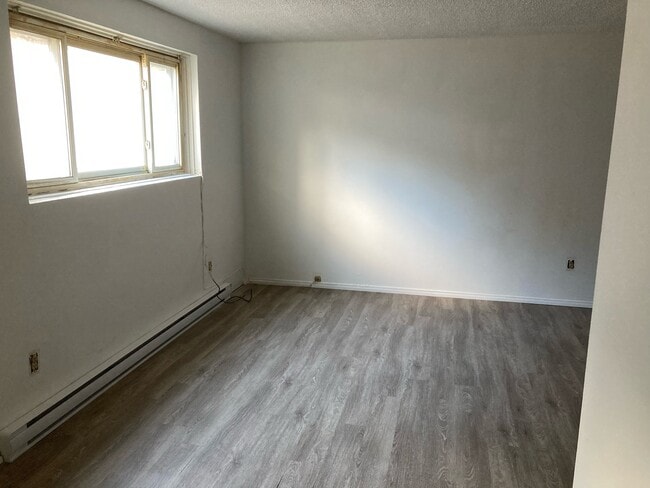 Building Photo - Beautiful 2 bedroom 1 bathroom unit