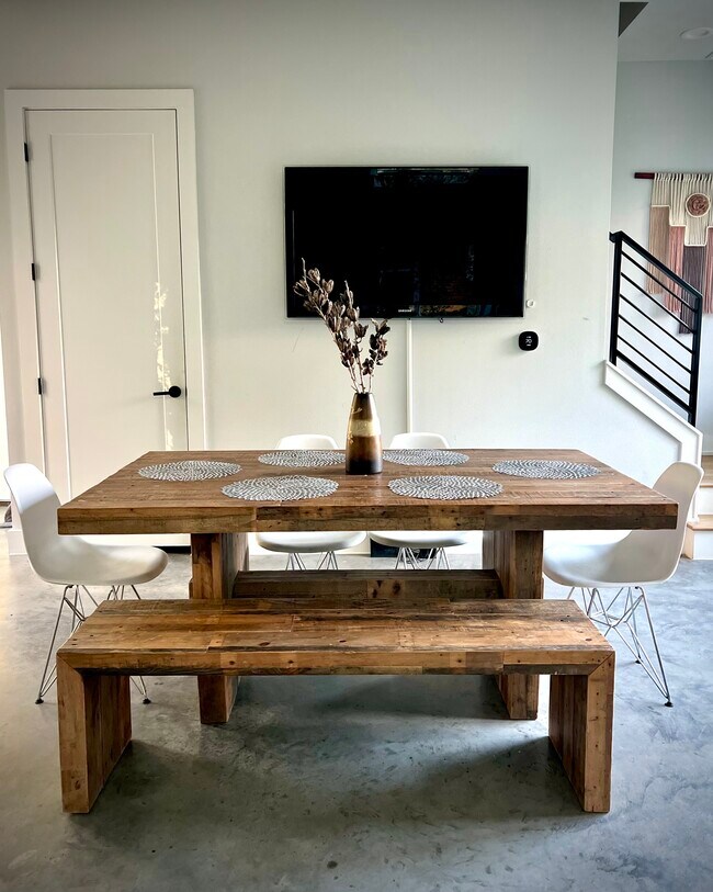 Building Photo - 6908-2 Carver Ave