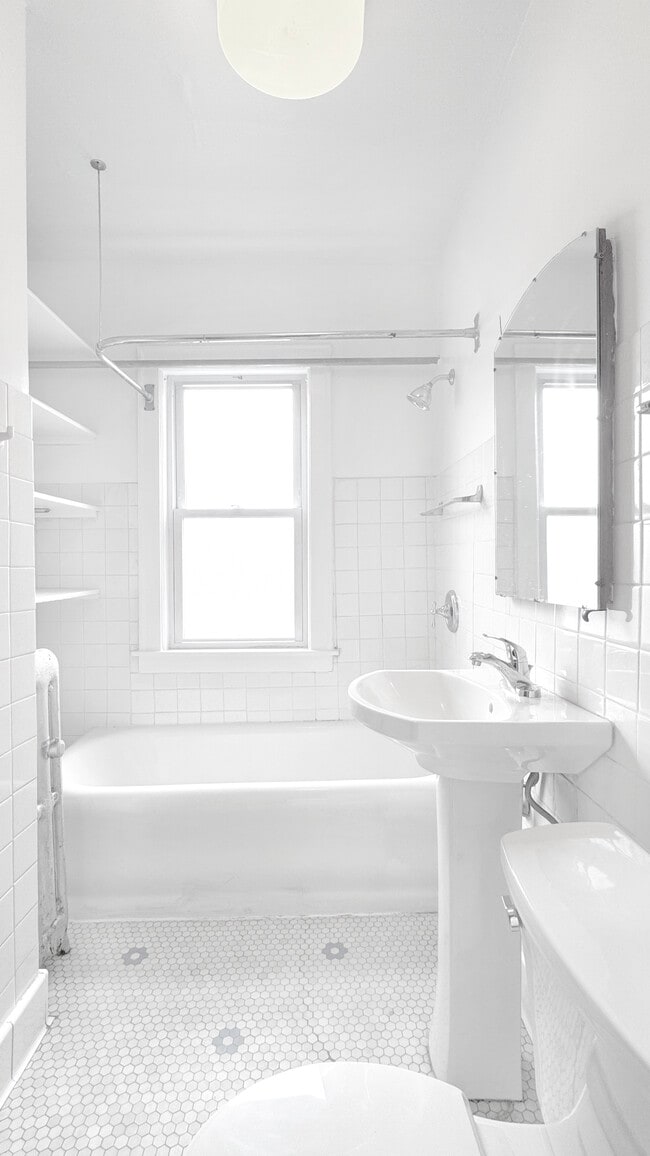 Building Photo - West Grace Street