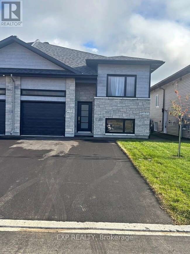 Building Photo - 364 Hazel Cres