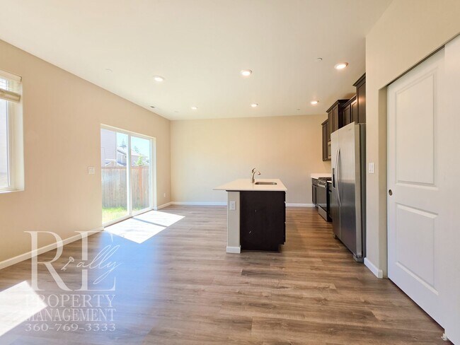 Foto del edificio - Bright Bremerton Home with A/C, and Fully Fenced Yard
