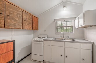 Building Photo - 128 Johnnie St